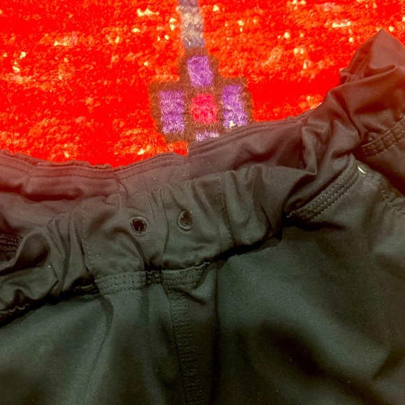 LULULEMON cuffed black shorts sz 8 - Picture 2 of 5